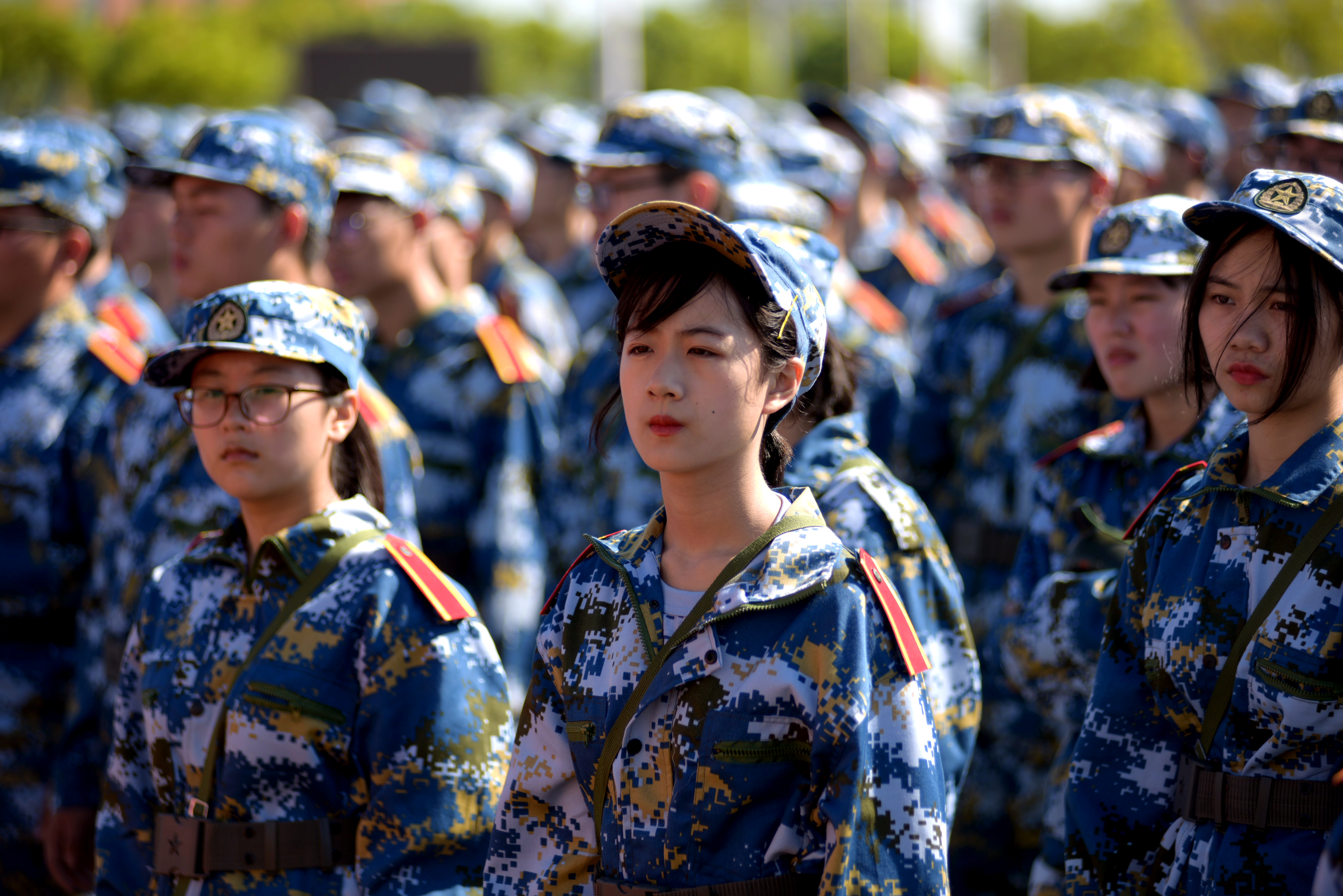 儀式上,學校黨委書記孫培雷為軍訓旅授旗,校長鬍晟致辭.